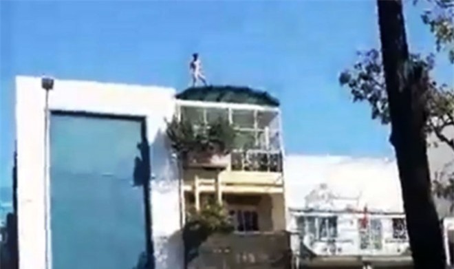 Nam thanh niên nghi ngáo đá khỏa thân, leo lên nóc nhà la hét