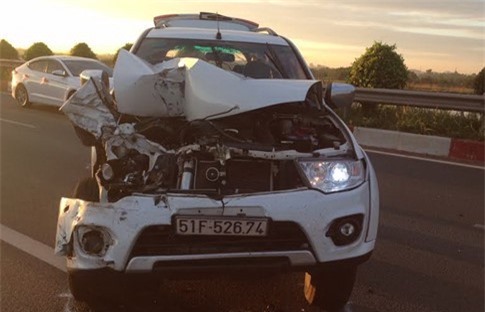 Tai nạn ở cao tốc Long Thành-Dầu Giây, xe 7 chỗ nát bét đầu 