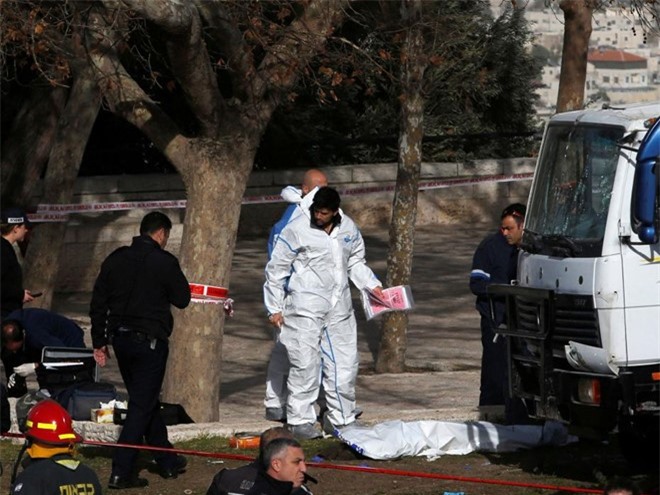 Xe tải đâm vào nhóm binh sĩ ở Israel, nhiều người chết