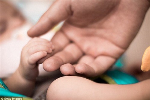 Bà yêu cầu bệnh viện đổi lại cháu mới sinh vì quá xấu xí