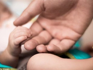 Bà yêu cầu bệnh viện đổi lại cháu mới sinh vì quá xấu xí