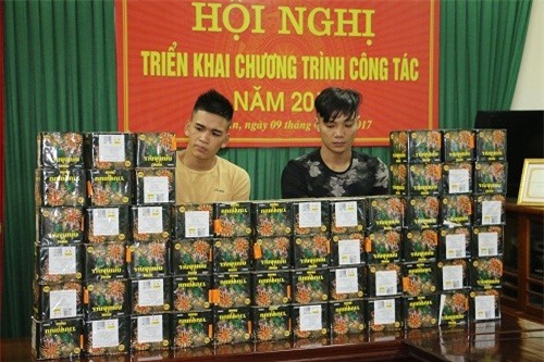 Bắt giữ 120kg pháo lậu trên taxi đang đi tiêu thụ