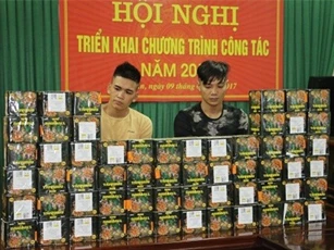 Bắt giữ 120kg pháo lậu trên taxi đang đi tiêu thụ
