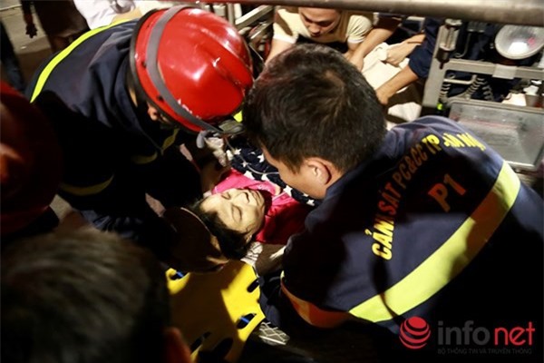 Cảnh sát dùng xe thang cứu hộ giải cứu bà bầu sinh non giữa đêm