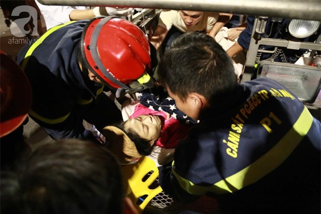 Cảnh sát PCCC giải cứu sản phụ bị vỡ ối, mắc kẹt trong cầu thang