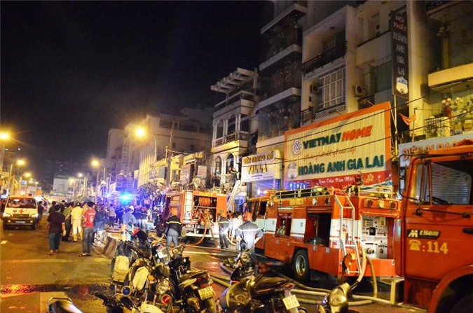 Cháy nhà dữ dội ở TP. HCM, 7 người mắc kẹt vì hỏa hoạn