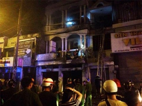 Giải cứu nhiều người trong vụ cháy 2 căn nhà cao tầng ở Sài Gòn