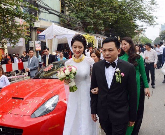 Hoa hậu Thu Ngân được tặng xế hộp siêu sang ngày ăn hỏi