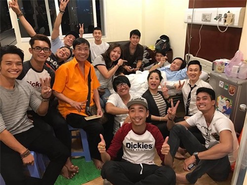 Hoài Linh đã khỏe lại, tươi cười trên giường bệnh
