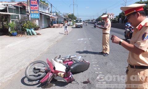 Truy tìm xe container cán nát chân cụ ông rồi bỏ trốn