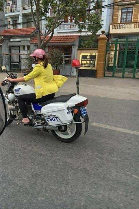 Xác minh rõ người mặc thường phục đi xe đặc chủng CSGT