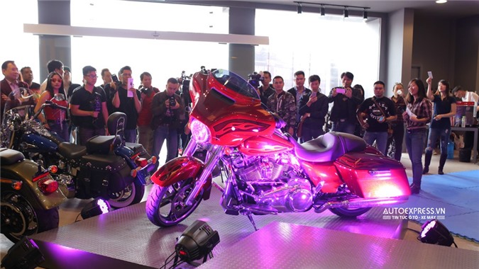 Ảnh chi tiết "hàng khủng" Harley-Davidson Street Glide & Road King