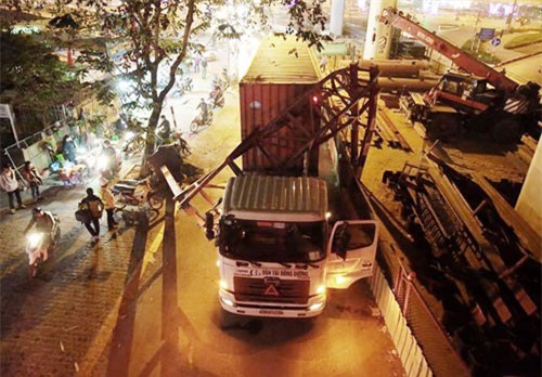 Container đâm sập biển hạn chế chiều cao, đường phố ùn tắc kéo dài
