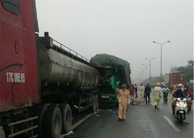 Đâm vào xe chở dầu, 2 người tử vong tại chỗ