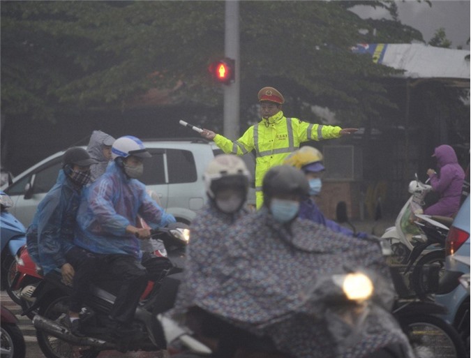 Hà Nội trời tối sầm, ùn tắc trong mưa phùn