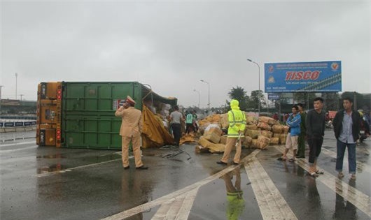 Lật container, người dân giúp tài xế thu gom 30 tấn hoa quả
