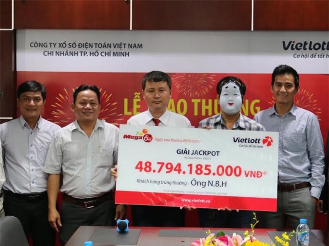 Vietlott trao giải 49 tỷ cho khách hàng trúng độc đắc đầu năm 2017
