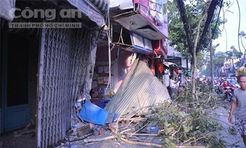 Xe container gây tai nạn, đâm sầm vào 2 nhà dân