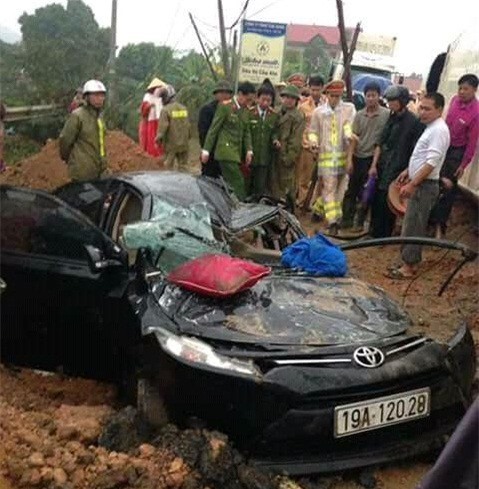 Container lật nghiêng đè nát xe con, 2 người thương vong 