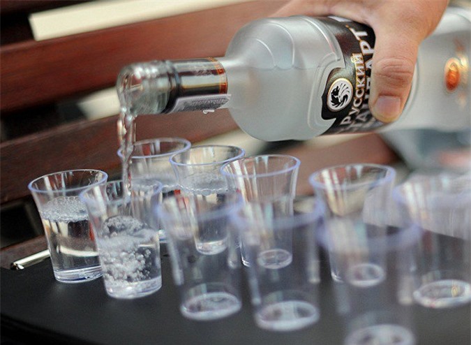 Đòn mới cho "cuộc tấn công mạng": Mỹ đề nghị cấm bán rượu vodka Nga 