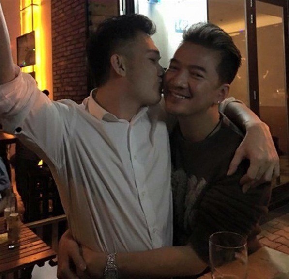 Dương Triệu Vũ - Mr. Đàm: Hình ảnh thân mật gây sốc