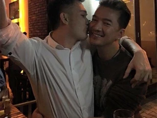 Dương Triệu Vũ - Mr. Đàm: Hình ảnh thân mật gây sốc