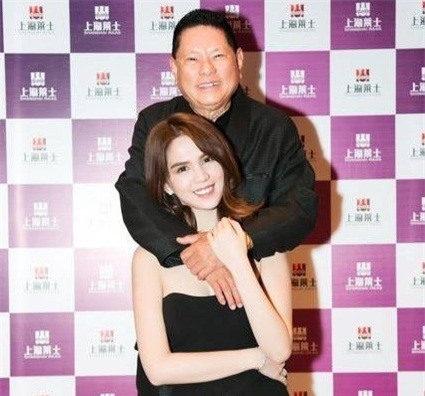 Ngọc Trinh âu yếm bên Hoàng Kiều trong buổi ra mắt công ty