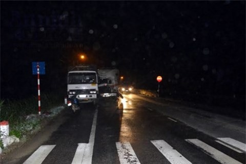 Xe container gây tai nạn, tông nát đuôi xe tải