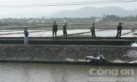 Băng qua đường sắt, 1 phụ nữ bị tàu kéo tử vong