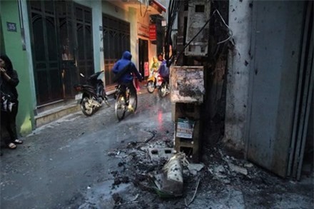 Cột điện bất ngờ bốc cháy giữa trời mưa ở Hà Nội