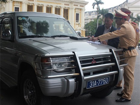 Hà Nội phạt nguội 34 xe biển xanh, 54 xe biển đỏ qua camera