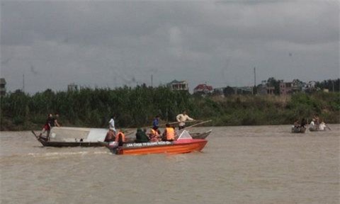 Lật thuyền trên sông Krông Na, 2 người chết, 1 người mất tích 