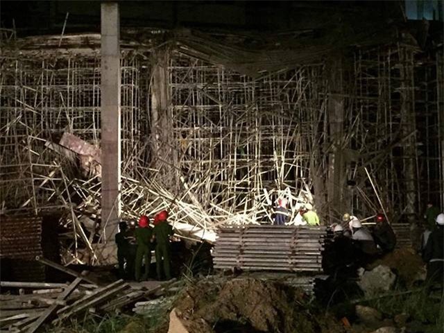 Sập giàn giáo cao ốc đang xây ở Đà Nẵng, nhiều người bị vùi lấp