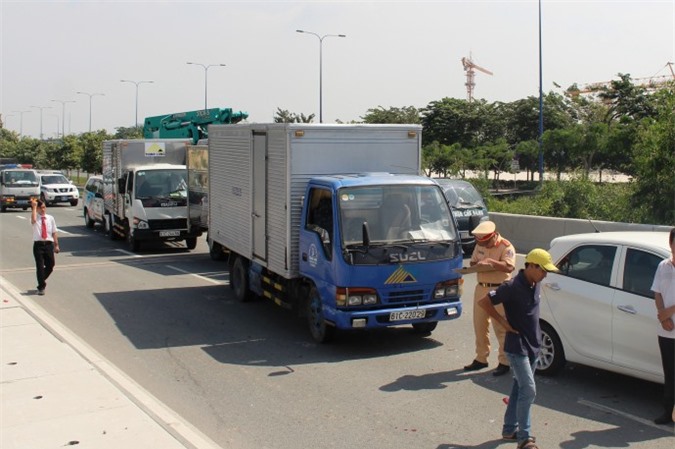 5 xe ôtô đâm liên hoàn trên đại lộ Mai Chí Thọ