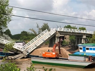 Hiện trường vụ sà lan tông sập cầu Cái Trắng ở Cà Mau