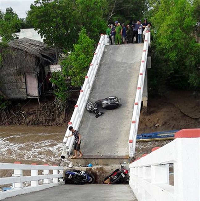 Sà lan tông sập cầu Cái Trăng, 6 người bị thương