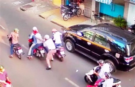 Tài xế nhanh trí giành lại 2 tỷ từ băng trộm nước ngoài