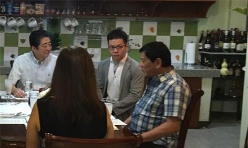 Thủ tướng Abe dùng bữa sáng tại nhà riêng Tổng thống Philippines
