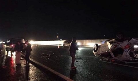 Xe 16 chỗ húc taxi lật ngửa trên cao tốc Hà Nội -  Hải Phòng