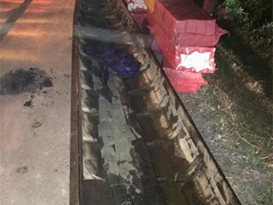 Dân buôn lậu đổ 6.000 bao thuốc ra kênh để tẩu thoát