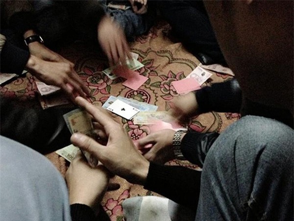 Tranh giành trên sới bạc, một người bị đâm chết