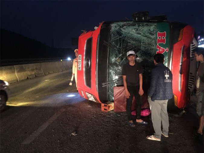 Xe khách lật ngang quốc lộ, 40 người thoát tay tử thần 