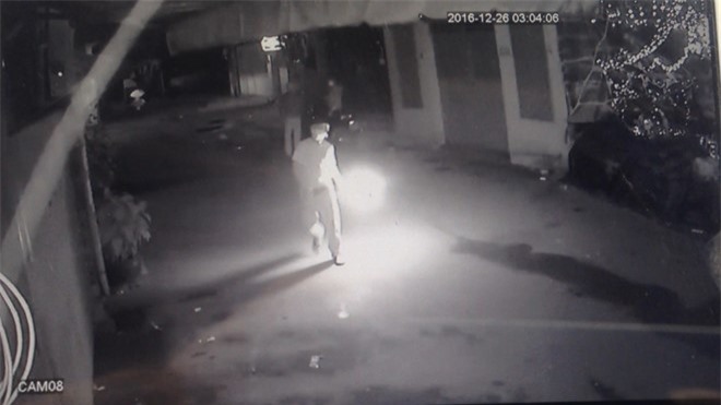 Truy tìm kẻ ném chai xăng đốt phòng trọ suýt làm 4 người mất mạng