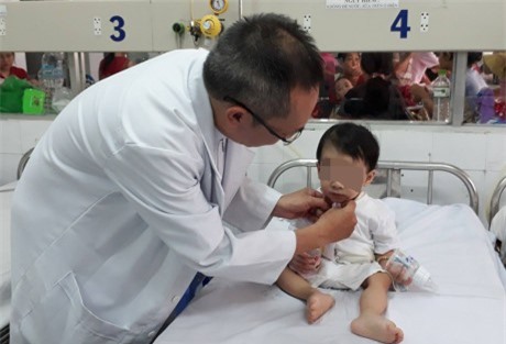 Bé gái 1 tuổi suýt mất mạng vì dị vật đâm thủng thực quản