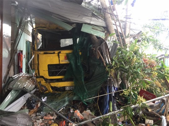 Đang nằm ngủ, 2 bà cháu bị container đâm tử vong