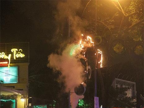 Đèn trang trí Tết bốc cháy dữ dội, nhiều người hoảng hốt