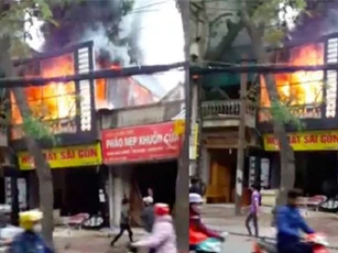 Hà Nội: Cháy nhà phố Đê La Thành, nhiều người hốt hoảng