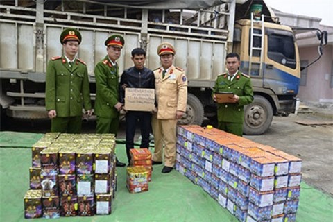 Lật tẩy thủ đoạn tinh vi, thu giữ 2,5 tấn pháo các loại