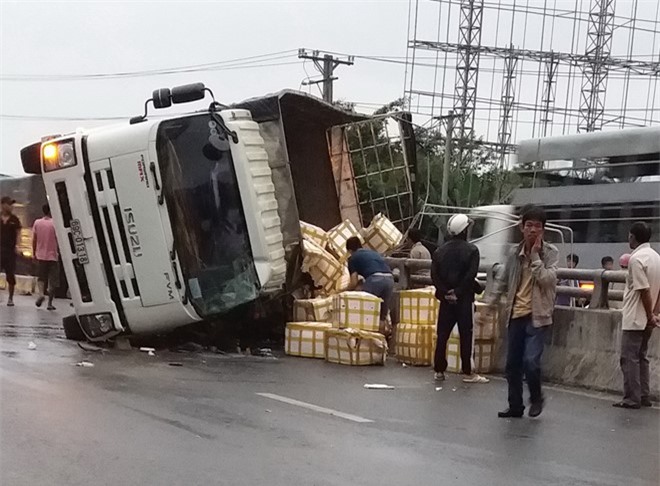 Lật xe tải, người dân xuống kênh mò cua giúp tài xế