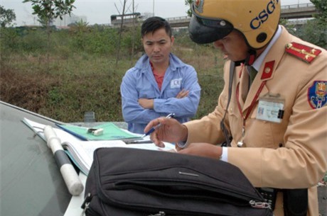 Phạt xe ô tô không chính chủ: CSGT Hà Nội nói gì?